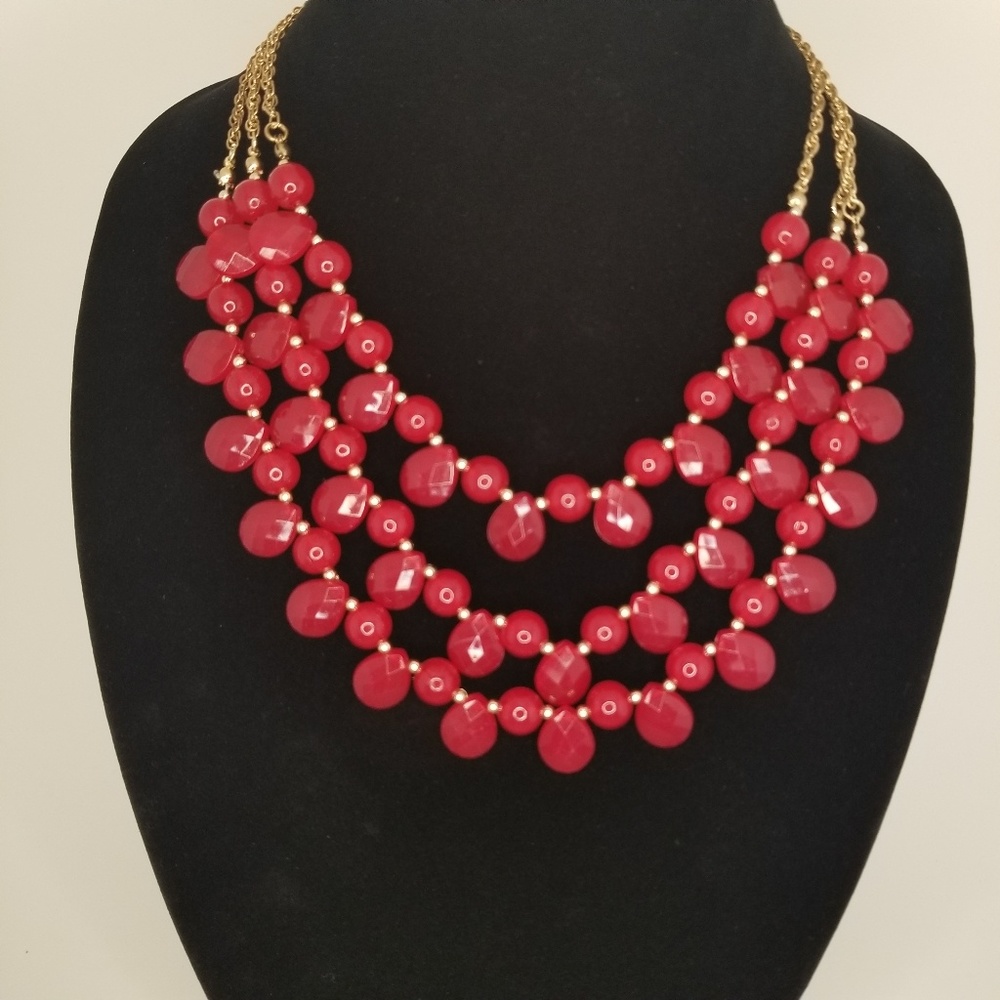 👽Statement red beaded bib necklace